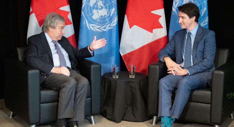 O secretário-geral António Guterres (à esquerda) encontra-se com o primeiro-ministro Justin Trudeau, do Canadá, no The Biosphère (um museu comprometido com o meio ambiente) em Montreal.