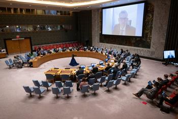 联合国秘书长苏丹事务特别代表、联合国苏丹过渡时期综合援助团团长佩尔特斯（大屏）向安理会通报情况。