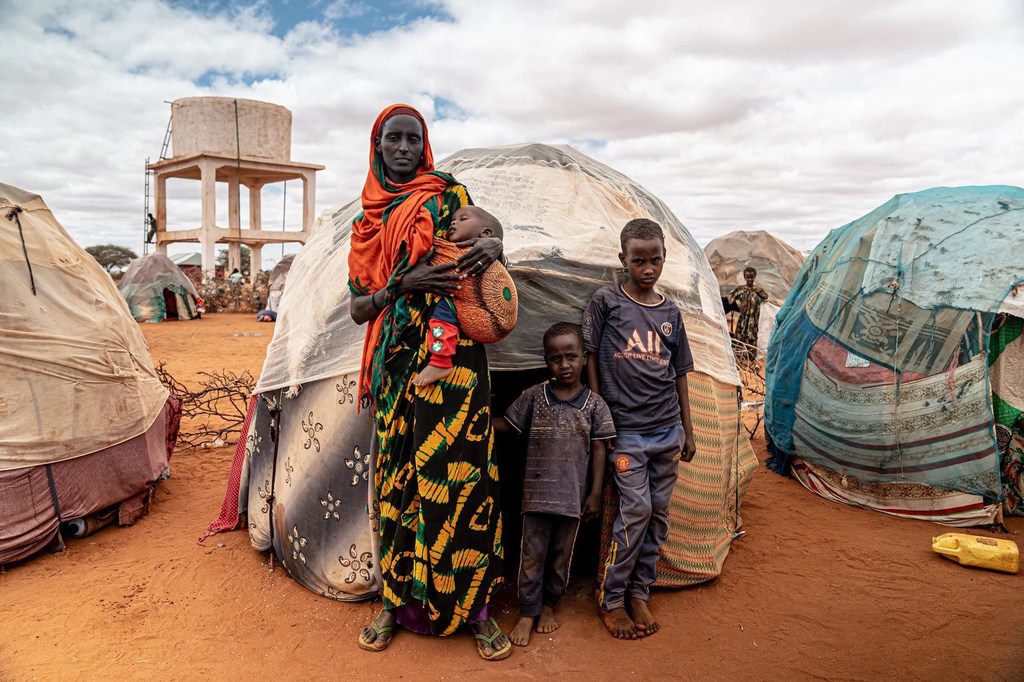 مؤمنة وأطفالها في مخيم للنازحين في دولو بالصومال.