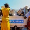 在马拉卡尔流离失所的南苏丹人将其剩余财产装上难民署的一辆皮卡车，运往境内流离失所者收容营地。