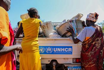 在马拉卡尔流离失所的南苏丹人将其剩余财产装上难民署的一辆皮卡车，运往境内流离失所者收容营地。