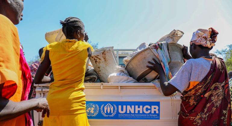 Sudaneses do Sul deslocados em Malakal carregam seus pertences restantes em uma caminhonete do Acnur para serem transportados a um local para deslocados internos