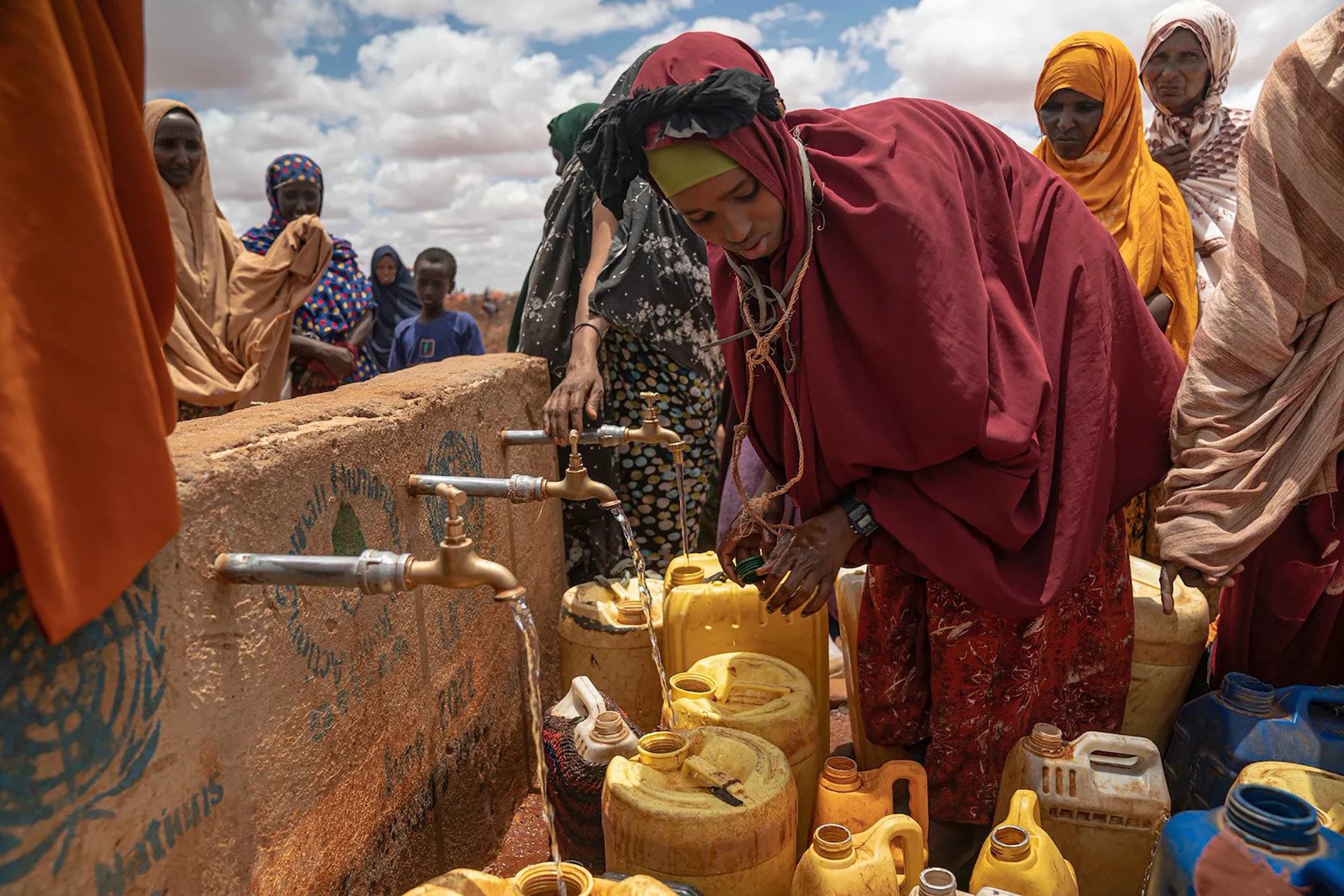 在索马里杜洛的一处定居点，人们排了好几个小时的队来取水。