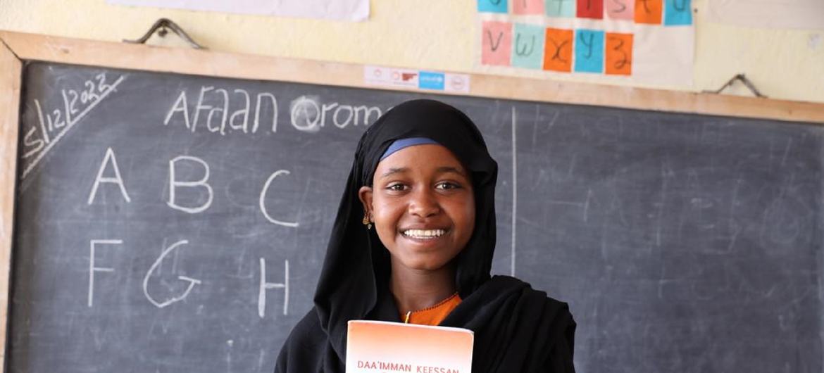 Uma menina sorri numa aula durante uma missão conjunta da ECW e da Noruega na Etiópia