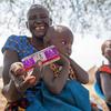 Une femme reçoit des médicaments pour soigner sa fille de quatre ans qui souffre de paludisme dans l'État de Jonglei, au Soudan du Sud.
