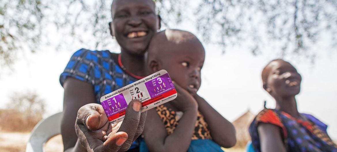 Uma mulher recebe medicamentos para tratar sua filha de quatro anos que sofre de malária no estado de Jonglei, Sudão do Sul.