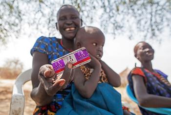 在南苏丹琼莱州，一名妇女得到了药物，可以给她患有疟疾的四岁女儿治病了。