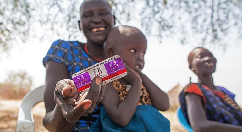 Uma mulher recebe medicamentos para tratar sua filha de quatro anos que sofre de malária no estado de Jonglei, Sudão do Sul.