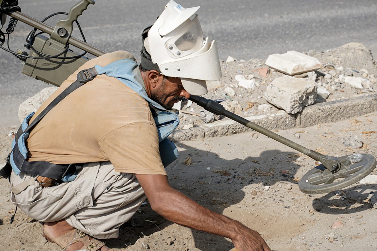 عامل إزالة الألغام أثناء قيامه بعمله في الحديدة، اليمن.