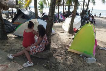 Des familles se préparent à traverser la jungle du Darien depuis la Colombie.