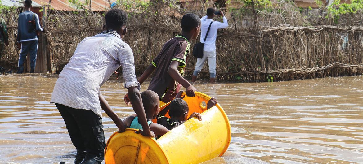 صومالیہ کے ایک سیلاب زدہ علاقے میں بچوں کو پلاسٹک بیرل سے بنی کشتی میں محفوظ مقام پر پہنچایا جا رہا ہے۔
