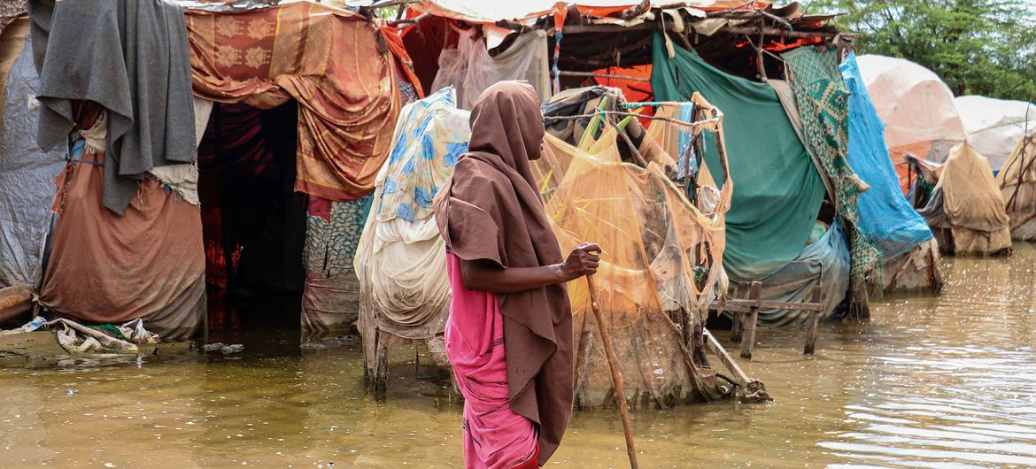 صومالیہ میں ایک خاتون سیلابی پانی میں سے گزرنے کی کوشش کر رہی ہے۔
