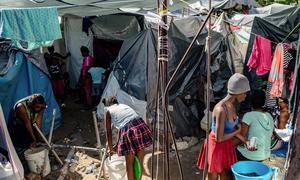  Escena de la vida cotidiana junto a la fuente de agua dentro del lugar de desplazamiento de la escuela Jean Marie Césard, Puerto Príncipe. (Archivo)