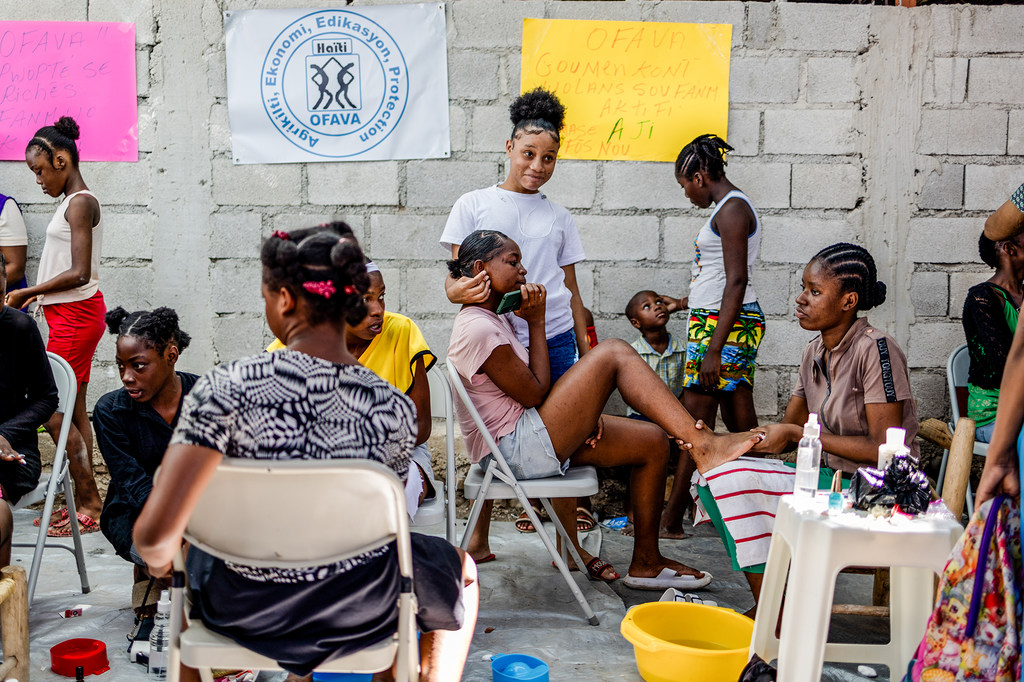 Des jeunes femmes soutenues par le projet « Espas mwen », qui soutient les femmes et les filles contre la violence liée au sexe, lancé par l'UNICEF sur le site de déplacement de l'école Jean Marie Césard, à Port-au-Prince.