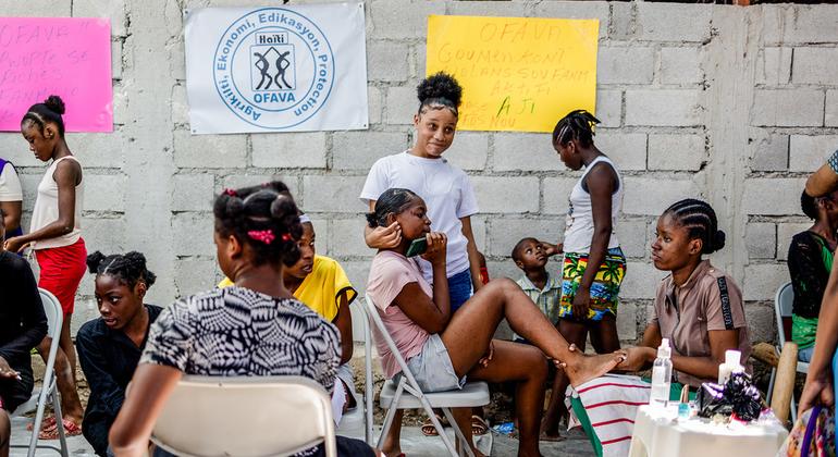 Mujeres jóvenes apoyadas por el proyecto "Espas mwen", que apoya a mujeres y niñas contra la violencia de género, puesto en marcha por UNICEF en el lugar del desplazamiento, en la escuela Jean Marie Césard de Puerto Príncipe. Mujeres jóvenes apoyadas por el proyecto "Espas mwen", que apoya a mujeres y niñas contra la violencia de género, puesto en marcha por UNICEF en el lugar del desplazamiento, en la escuela Jean Marie Césard de Puerto Príncipe.