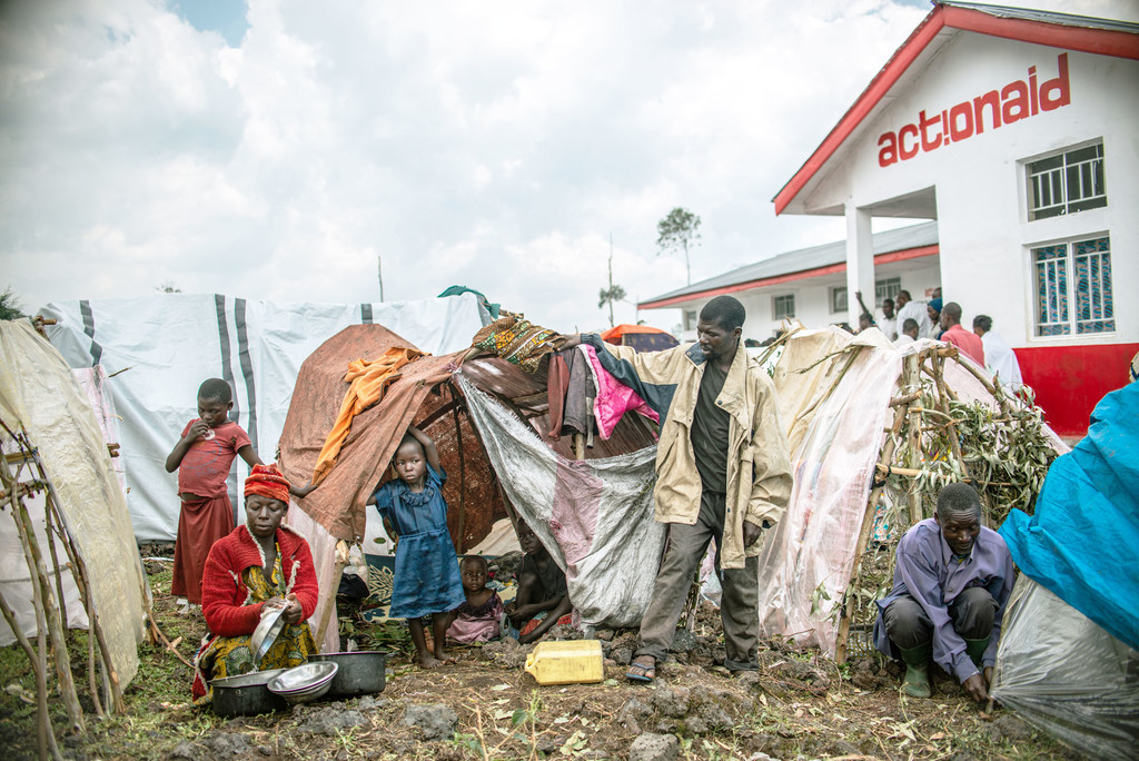 尼兰扎巴（Nyiranzaba）和她的九个孩子逃离刚果民主共和国北基伍省鲁丘鲁地区的村庄后，在帐篷里栖身。