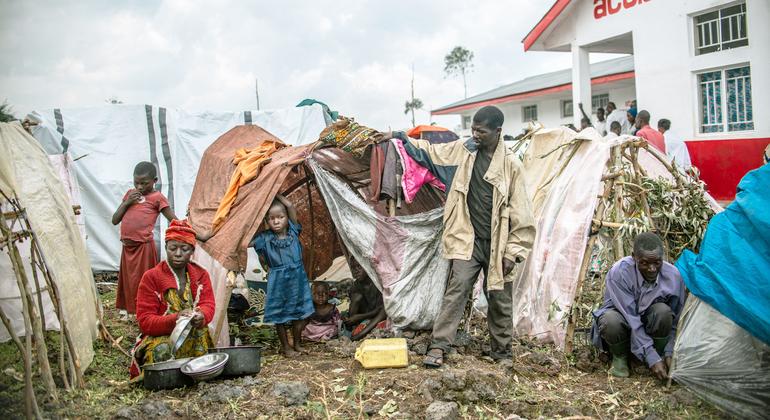 Nyiranzaba na watoto wake tisa wanapata hifadhi kwenye hema baada ya kukimbia kijiji chake katika eneo la Rutshuru, jimbo la Kivu Kaskazini, DR Congo.