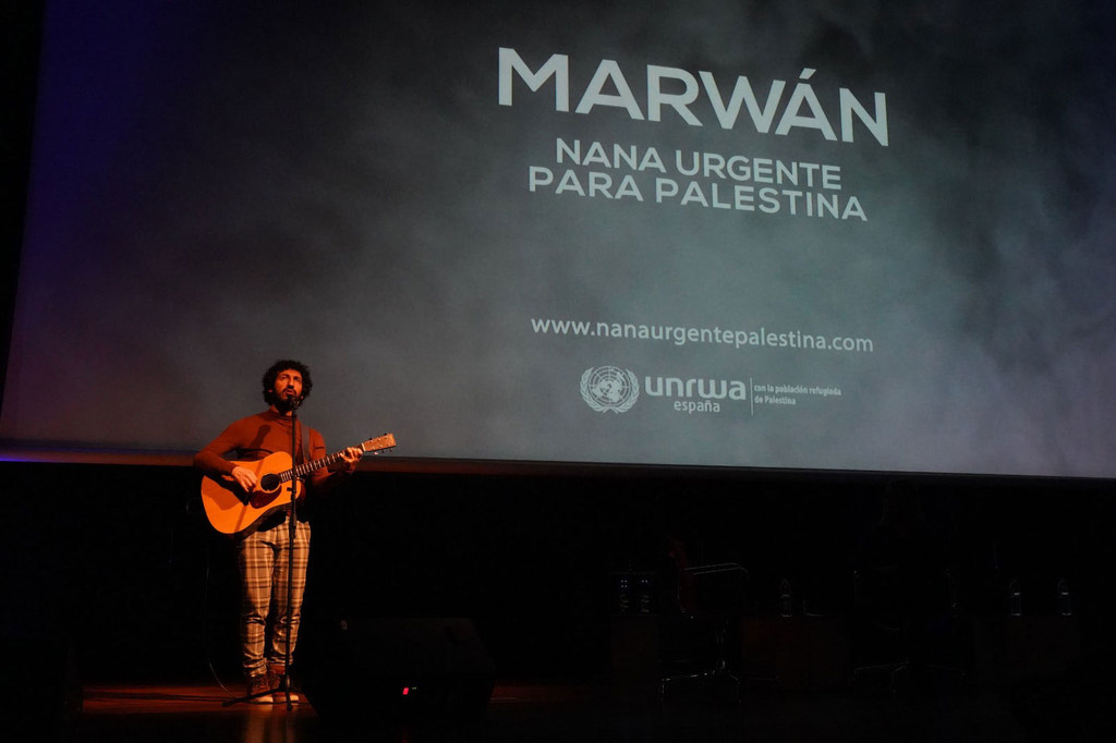 المغني مروان يؤدي أغنيته أثناء العرض الذي أقيم في متحف الملكة صوفيا في مدريد في فعالية نظمتها اللجنة الإسبانية للأونروا.