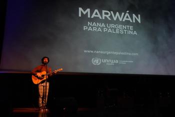 El cantante Marwán interpreta la "Nana Urgente para Palestina" en la presentación en el Museo Reina Sofía de Madrid, España, en un acto organizado por el comité español de UNRWA