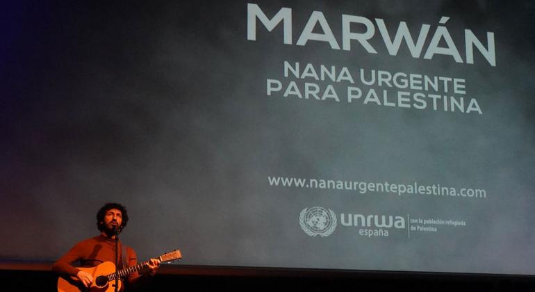 El cantante Marwán interpreta la "Nana Urgente para Palestina" en la presentación en el Museo Reina Sofía de Madrid, España, en un acto organizado por el comité español de UNRWA