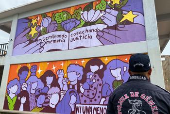 The mural "Sowing memory, reaping justice" represents the community and the victims of femicide in the State of Mexico.
