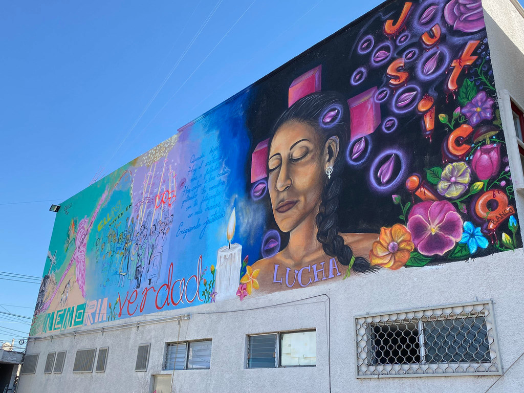 El mural de Ecatepec “Voces en Resistencia: murales por la justicia y la memoria” busca dignificar a todas las madres que luchan por sus hijas asesinadas a causa de la violencia feminicida. 