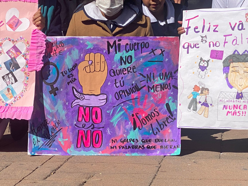 Carteles elaborados por niñas y niños de Ixtapaluca, Estado de México, alusivos a la erradicación de la violencia contra mujeres y niñas.