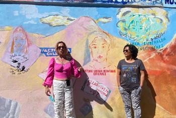 Teresa Calvo (izq.) y Lorena Gutiérrez (der.), madres de víctimas de feminicidio en el Estado de México, durante la inauguración del mural-memorial en Ixtapaluca. Crédito foto: Eloísa Farrera/CINU México