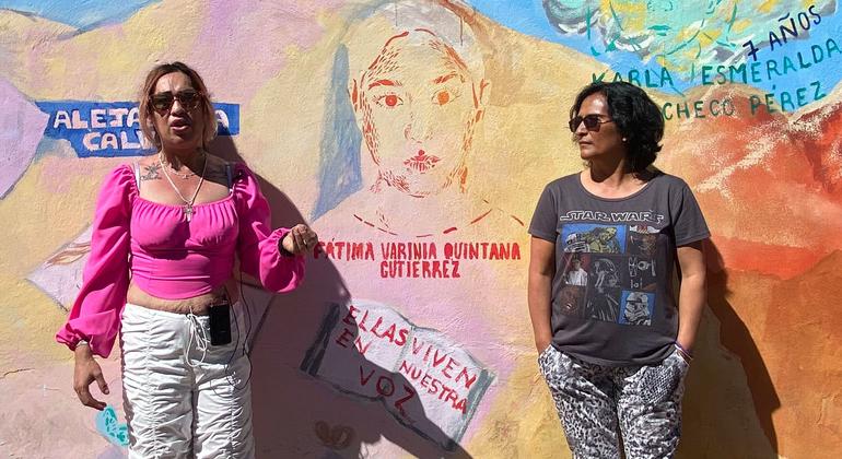 Teresa Calvo (izq.) y Lorena Gutiérrez (der.), madres de víctimas de feminicidio en el Estado de México, durante la inauguración del mural-memorial en Ixtapaluca. Crédito foto: Eloísa Farrera/CINU México