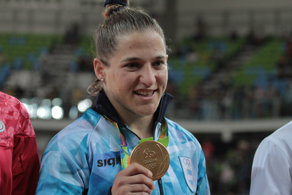 Paula Pareto durante muestra su medalla de oro en los Juegos Olímpicos de Río de Janeiro de 2016.