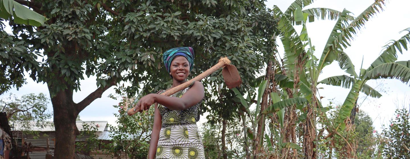 Pascaline Mahenga, cultivatrice congolaise, pose dans son jardin.