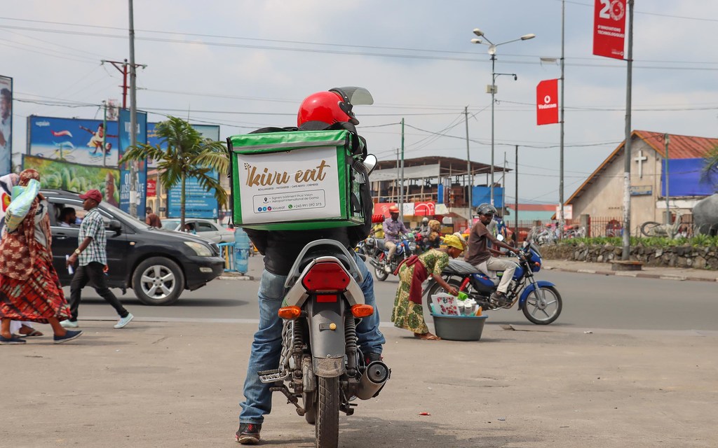 Une des motos de « Kivu Eat » prête pour la livraison de la nourriture, dans le Nord-Kivu, en République démocratique du Congo.