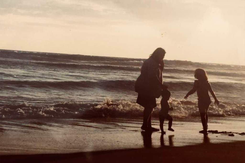 Griselda Triana con sus hijos en la playa, Sinaloa.