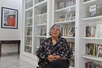 La periodista Griselda Triana es entrevistada por la ONU en México en una habitación con estanterías llenas de libros.
