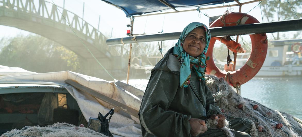 Mulher pescando em seu barco na Turquia.