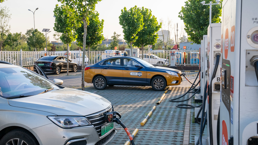 公共充电站的电动汽车。