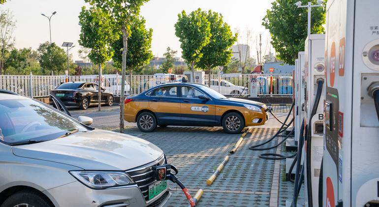 新能源车公共充电站。