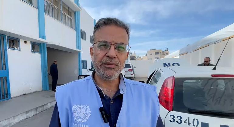 عدنان أبو حسنة، المستشار الإعلامي للأونروا في غزة، أثناء إجراء حوار مع أخبار الأمم المتحدة.