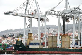 Un carguero atracado en el puerto de Vigo (España).