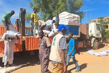 Les employés du PAM et de UNICEF distribuent une aide alimentaire aux familles du sud de Khartoum, au Soudan.