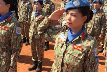 在南苏丹服役的越南女维和人员在颁奖仪式上列队。