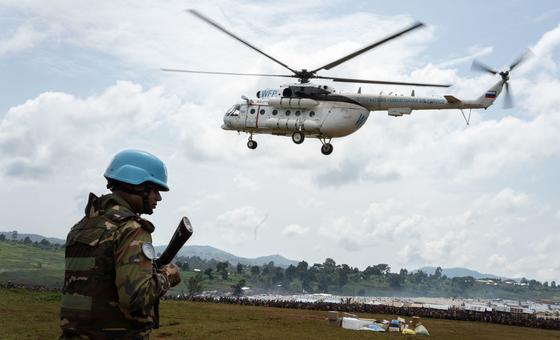 Askari wa mpango wa Umoja wa Mataifa wa kulinda amani MONUSCO nchini Congo DRC akilinda wakati helkopta ya WFP ikiwasilisha msaada kwenye kambi ya wakimbizi wa ndani Ituri