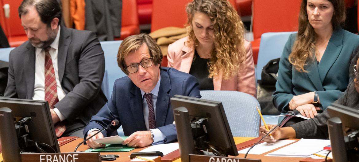 Ambassador Nicolas de Rivière of France addresses the Security Council meeting on threats to international peace and security.