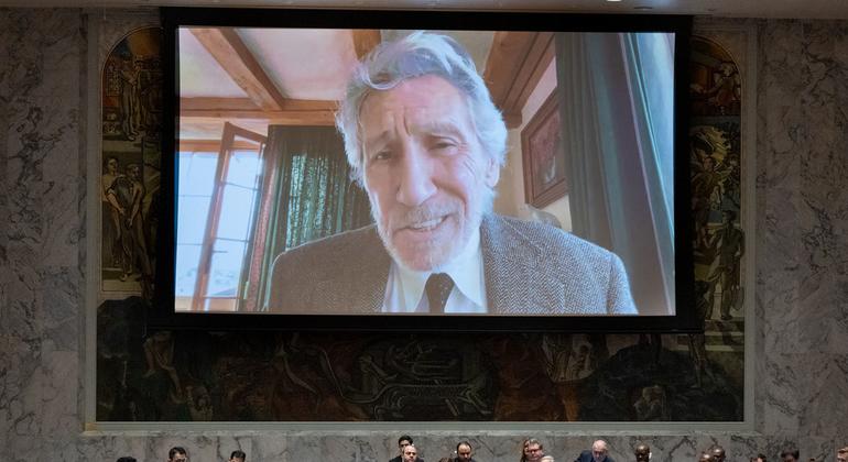 Roger Waters (di layar), Aktivis perdamaian sipil, berpidato di rapat Dewan Keamanan tentang ancaman terhadap perdamaian dan keamanan internasional.