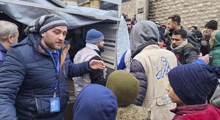 सीरिया के अलेप्पो में भूकम्प के बाद विस्थापित हुए लोगों को भोजन वितरित करते हुए.।