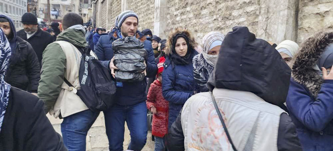 WFP विनाशकारी भूकम्प से प्रभावित सीरिया में परिवारों को महत्वपूर्ण खाद्य सहायता भेजते हुए.