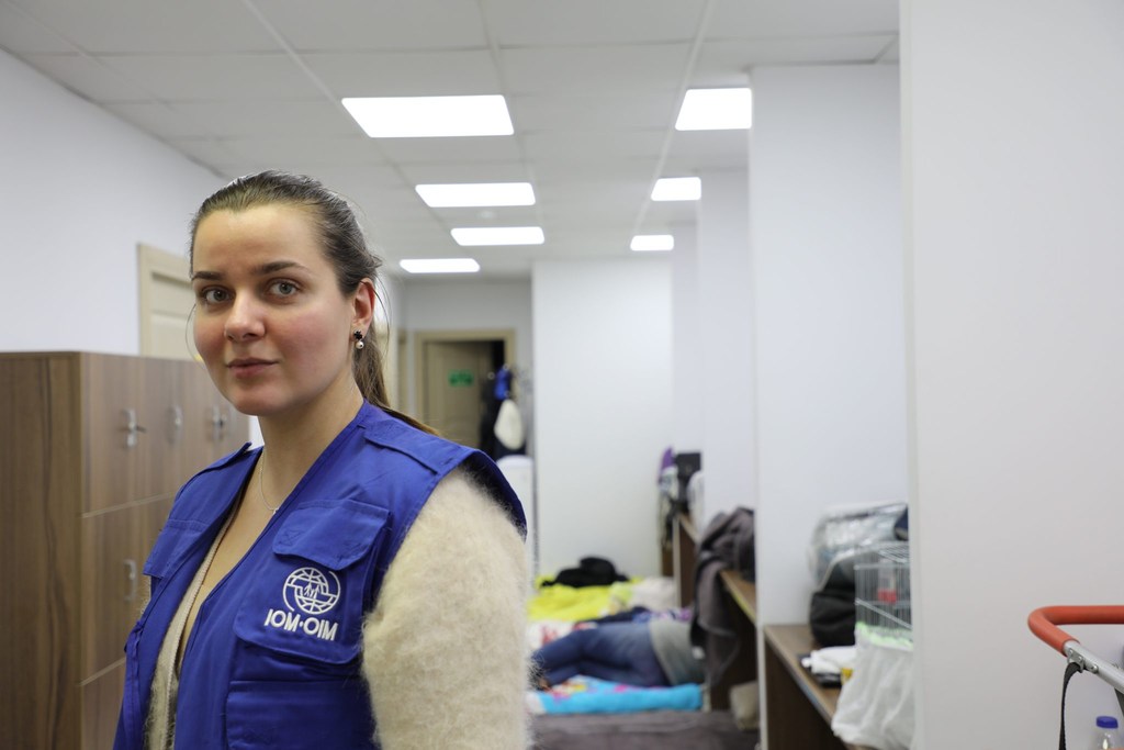 La porte-parole de l'OIM à Gaziantep, Olga Borzenkova, se prépare à se coucher pour la nuit au bureau de l'OIM. D'autres répliques sont attendues et de nombreux bâtiments de la ville sont très dangereux.