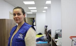 La portavoz de la OIM en Gaziantep, Olga Borzenkova, preparándose para dormir en la oficina de la OIM.  Se esperan más réplicas y muchos edificios en la ciudad son altamente inseguros.