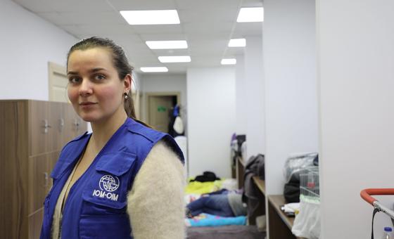 IOM'nin Gaziantep'teki Sözcüsü Olga Borzenkova, gece için IOM ofisinde yatmaya hazırlanıyor.  Daha fazla artçı sarsıntı bekleniyor ve şehirdeki birçok bina son derece güvensiz.