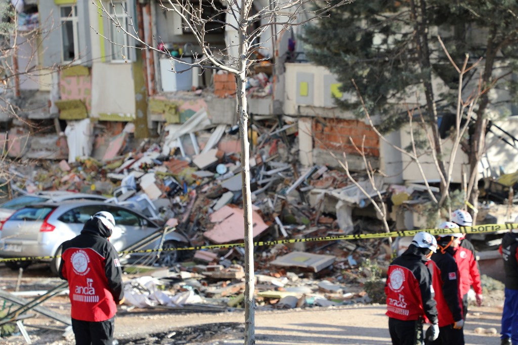Autoridades turcas dizem ter sido resgatadas pelo menos 80.088 pessoas e evacuado outras 102.388 vítimas